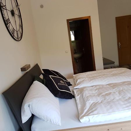 Hotelzimmer Im Alten Reihenhaus Auf Der Stadtmauer Bacharach Bagian luar foto