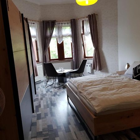 Hotelzimmer Im Alten Reihenhaus Auf Der Stadtmauer Bacharach Bagian luar foto