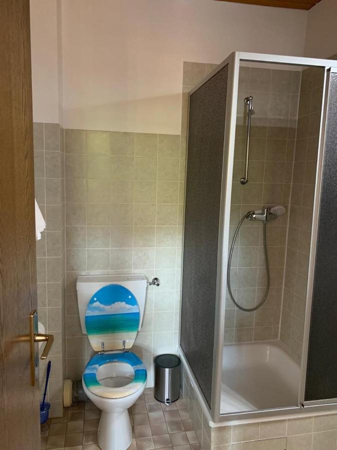 Hotelzimmer Im Alten Reihenhaus Auf Der Stadtmauer Bacharach Bagian luar foto