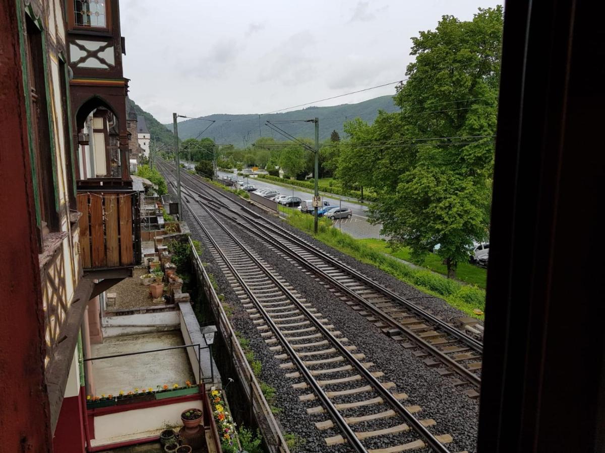 Hotelzimmer Im Alten Reihenhaus Auf Der Stadtmauer Bacharach Bagian luar foto