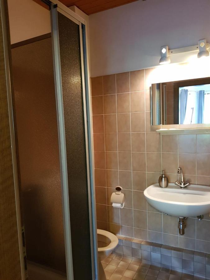 Hotelzimmer Im Alten Reihenhaus Auf Der Stadtmauer Bacharach Bagian luar foto