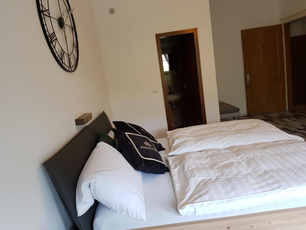 Hotelzimmer Im Alten Reihenhaus Auf Der Stadtmauer Bacharach Bagian luar foto
