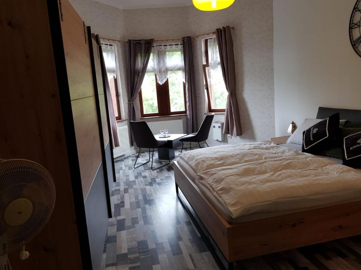 Hotelzimmer Im Alten Reihenhaus Auf Der Stadtmauer Bacharach Bagian luar foto